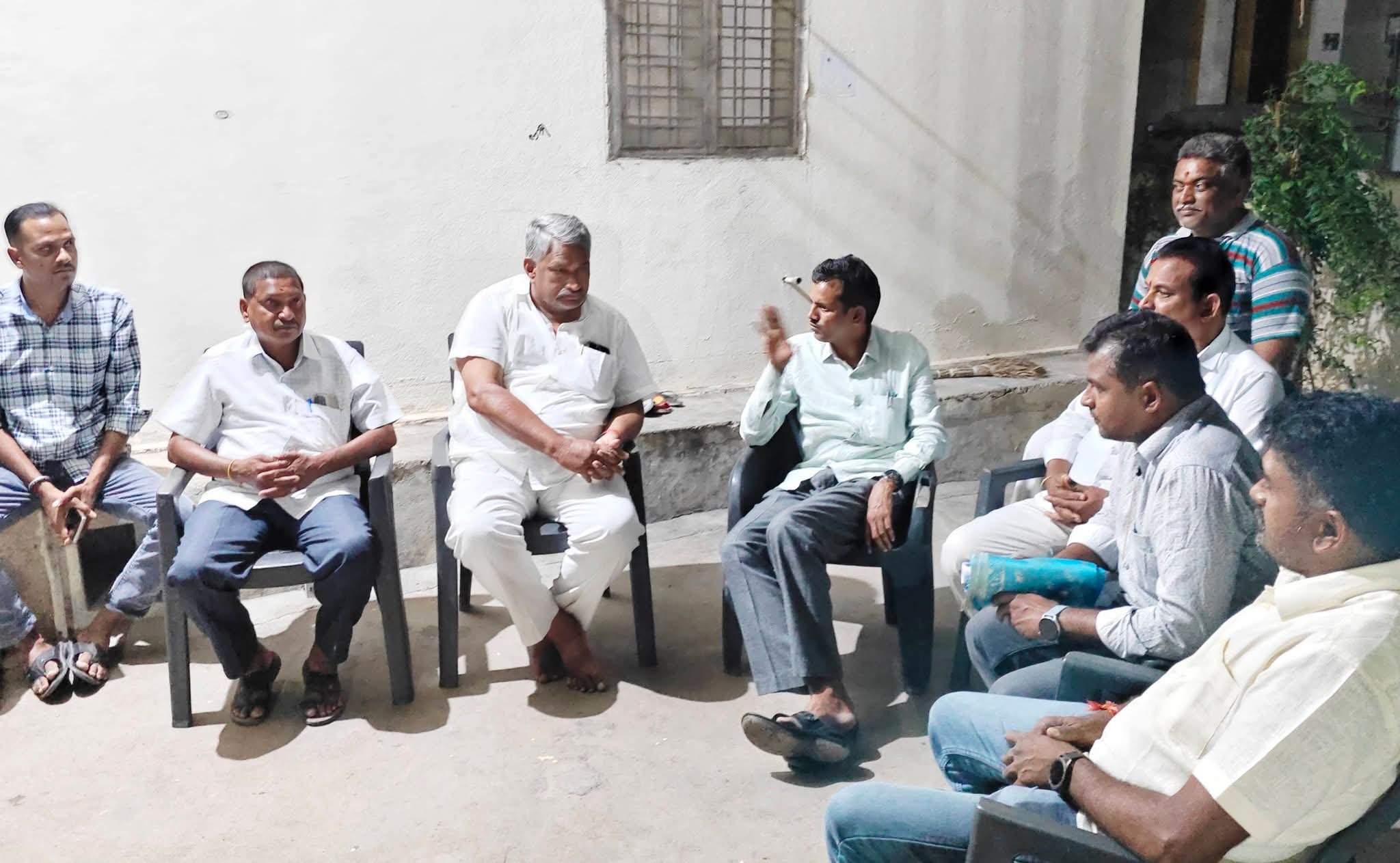 ముత్యంపేట సర్పంచ్ దారం ఆదిరెడ్డిని సన్మానించిన డాక్టర్ మొగుళ్ళ భద్రయ్య ఇచ్చిన మాట నిలబెట్టుకున్న సర్పంచ్, ఉపసర్పంచులకు అభినందనలు